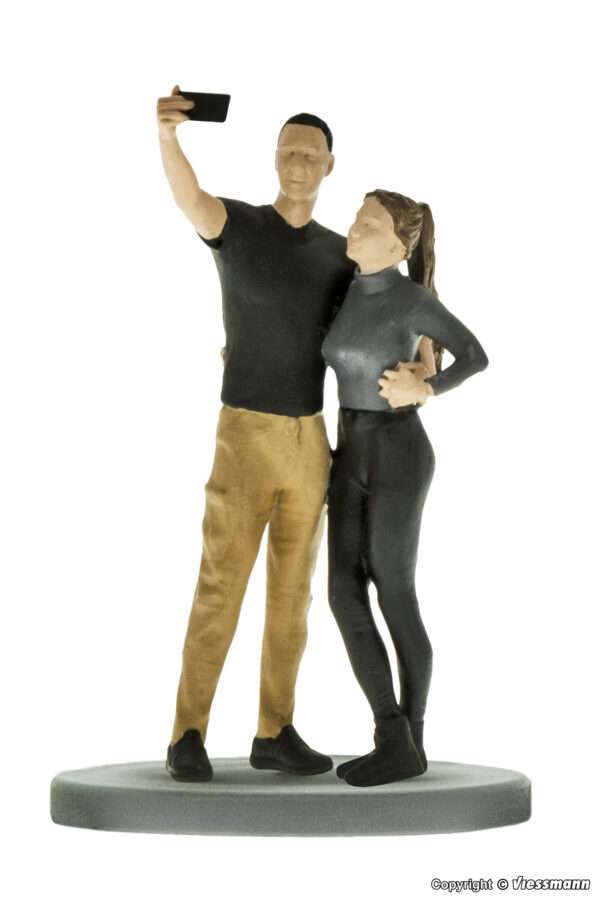 1559 H0 Paar schießt Selfie und Blitzlicht