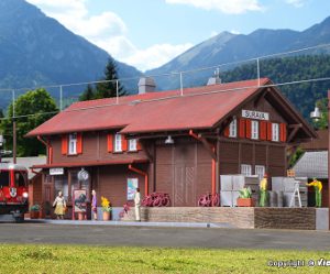39519 H0 Bahnhof Surava inkl. Hausbeleuchtungs- Startset, Funktionsbausatz
