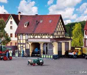 43682 H0 Landmaschinen-Reparaturwerkstatt mit LED-Beleuchtung, Funktionsbausatz