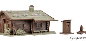 43708 H0 Jagdhütte mit Brunnen und Häuschen mit Herz