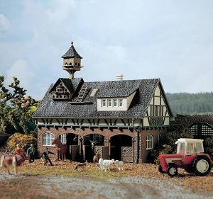 43726 H0 Stall mit Taubenschlag und Pferdeboxen mit abnehmbarem Dach