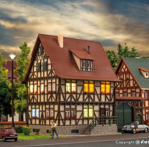 43730 H0 Bauernhaus mit Hoftor