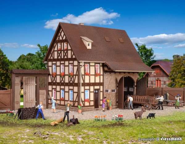 43731 H0 Bauernhaus mit Scheune und Hoftor