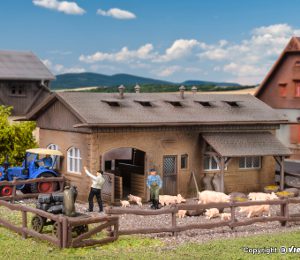 43740 H0 Schweinestall mit Schweinen und Zaun