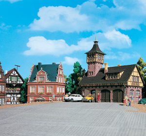 43756 H0 Gerätehalle mit Turm, dreiständig