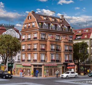 43781 H0 Restaurant mit Inneneinrichtung und LED-Beleuchtung, Funktionsbausatz