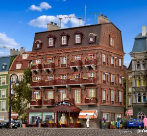 43782 H0 City-Hotel mit LED-Beleuchtung, Funktionsbausatz