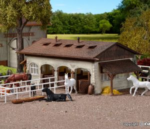 43790 H0 Reitstall mit Pferdekoppel und Pferden