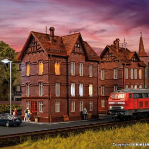 43806 H0 Eisenbahner-Wohnhaus mit First