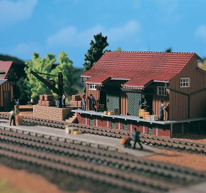 45701 H0 Güterschuppen mit Seitenrampe und Ladekran