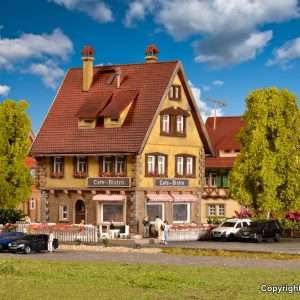 47695 N Café-Bistro mit Inneneinrichtung und Beleuchtung, Funktionsbausatz